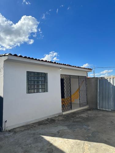 une maison blanche avec une clôture devant elle dans l'établissement Casa de Vó, à Campina Grande
