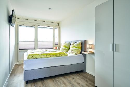uma cama num quarto com uma janela em Appartement Amelanderoase 82 im Amelander Paradijs em Buren