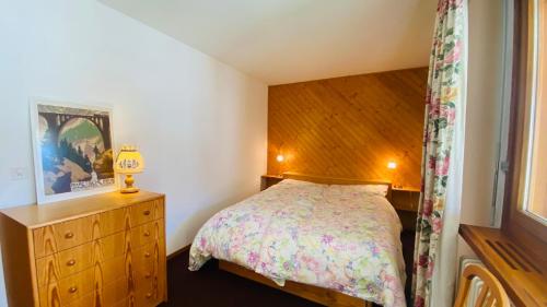 Postel nebo postele na pokoji v ubytování Pool and Sauna! San Bernardino 3-Bedroom Apartment with Free Parking and Wifi, Netflix Account Available!