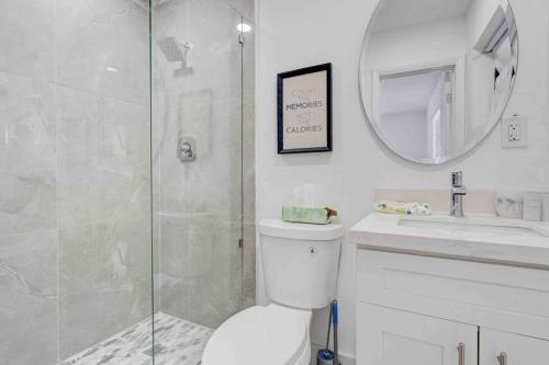 y baño con ducha, aseo y lavamanos. en 4 bedroom 3 bath villa, en Fort Lauderdale