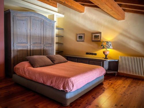 una camera con un letto e una lampada su un pavimento in legno di Villa Contrà Facci - Strada 52 gallerie del Pasubio a Schio