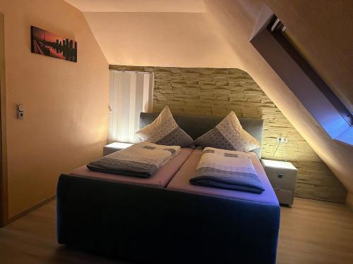 1 cama con 2 almohadas en una habitación en Ferienwohnung Hochwaldblick 2, en Morbach