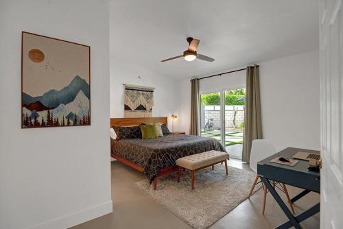 1 dormitorio con 1 cama y ventilador de techo en Shelby Sands, en Palm Springs