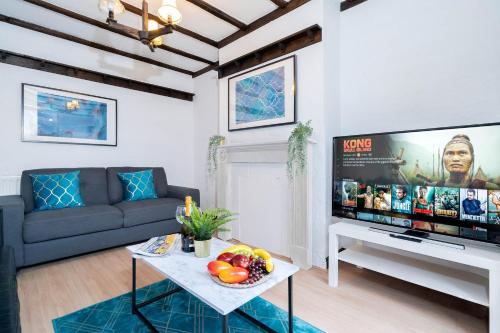 sala de estar con sofá y TV de pantalla plana en 4 Bed House - Lots of Parking - Garden - Fast WIFI - Groups - Contractors - Excelled Value Accommodation - 802W, en Birmingham