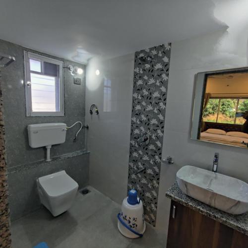 een badkamer met een wastafel en een toilet bij Kasturi Villa - A home away from home in Mandve