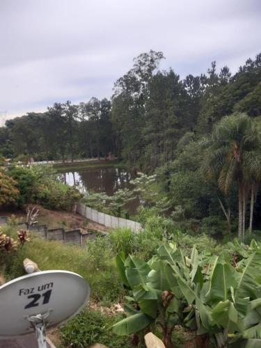 アチバイアにあるCondominio recreio da montanhaの水の入った庭のサーフボード