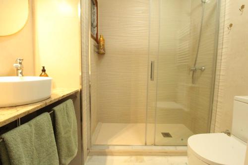 a bathroom with a shower and a sink at Pool and relax 20' from Barcelona in Premiá de Mar