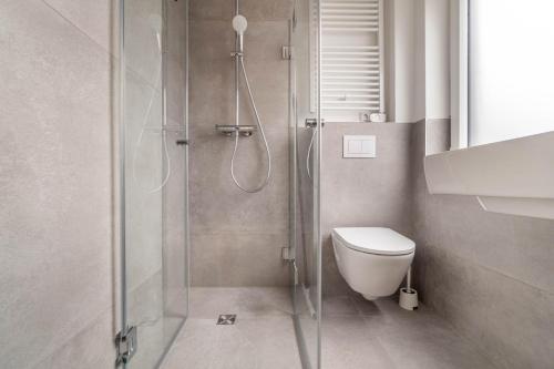 ein Bad mit einer Dusche und einem WC in der Unterkunft *MODERN & MINIMALISTIC* Design-Apartment I Stadtmitte in Wesel