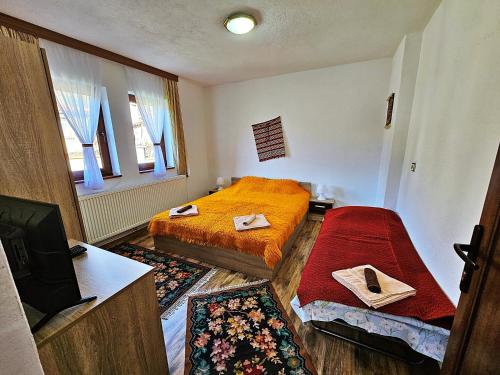 מיטה או מיטות בחדר ב-Къща за гости Песента на колелетата - Жеравна