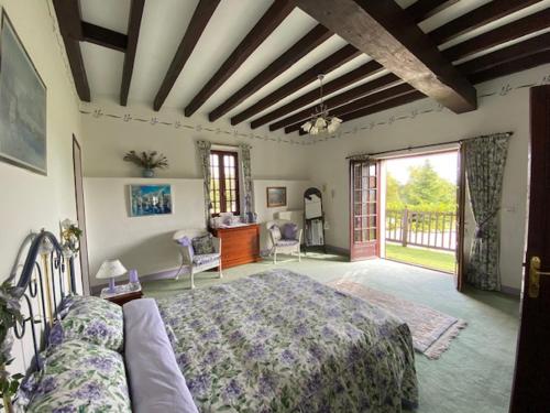 Salerm的住宿－Le Petit Manoir de Campagne，一间大卧室,配有一张床和一个大窗户