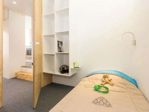 een kleine slaapkamer met een bed en een boekenplank bij Appartement Les Arcs 1800, 3 pièces, 7 personnes - FR-1-346-323 in Arc 1800