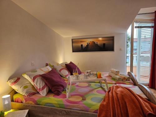 ein Schlafzimmer mit einem Bett und einem Tisch darauf in der Unterkunft Lumare in Grebaštica