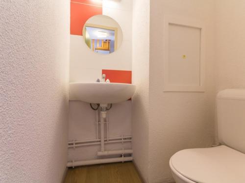 y baño con lavabo y aseo. en Appartement Les Arcs 1800, 2 pièces, 5 personnes - FR-1-346-380 en Arc 1800