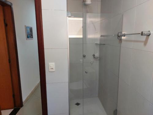 a shower with a glass door in a bathroom at Apartamento completo e bem localizado in Vitória da Conquista