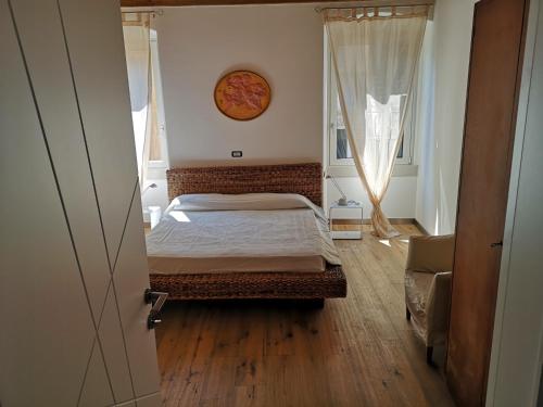 een kleine slaapkamer met een bed en een raam bij Appartamento in centro Bergamo in Bergamo