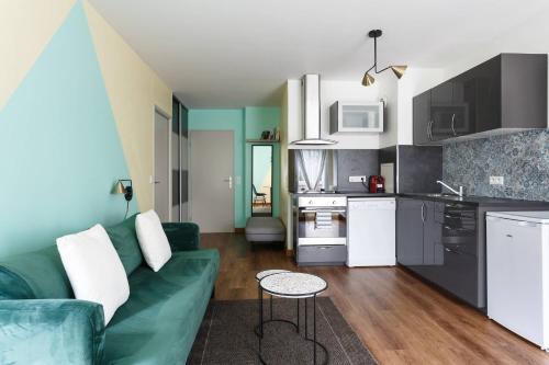 A kitchen or kitchenette at Appartement Charmant et tranquille à proximité de Paris - Balcon - Parking & Wifi