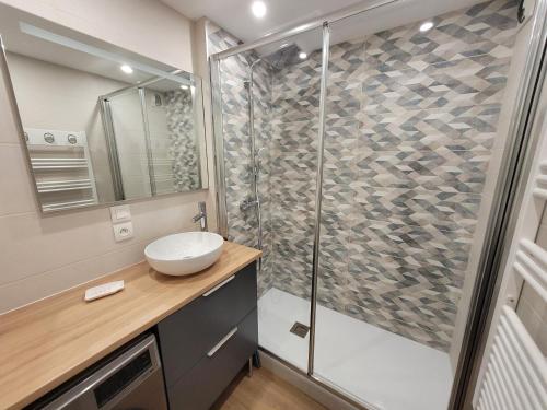 une salle de bain avec douche et lavabo dans l'établissement Appartement 4 pers rénové, lumineux, au centre des Gets, proche pistes et commerces - FR-1-598-114, aux Gets