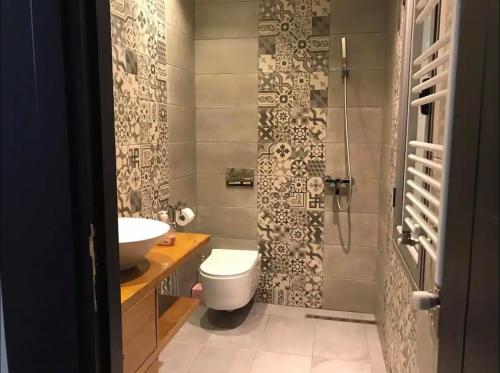 a bathroom with a toilet and a sink at Villa avec piscine et Jacuzzi Tunis in Mornag