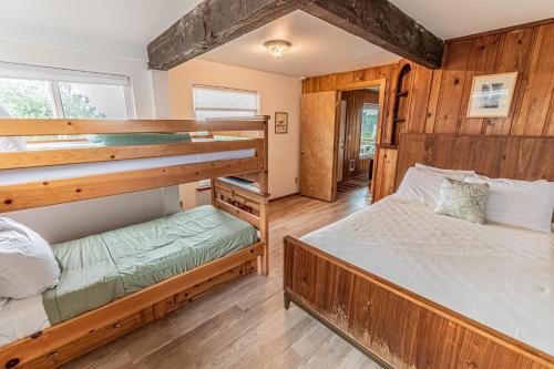 Postel nebo postele na pokoji v ubytování Arnold Beach House 3