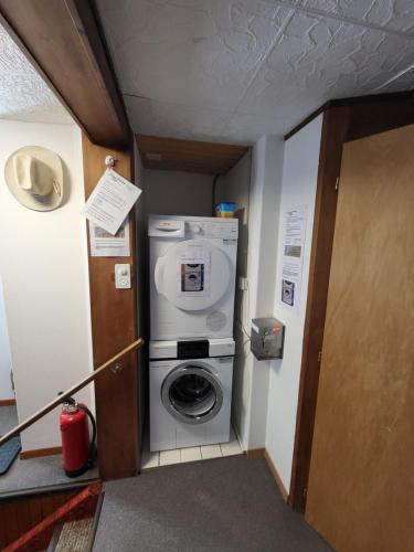 a washer and dryer in a small room at Chalet Lilo 4 Zimmer big View in Beatenberg