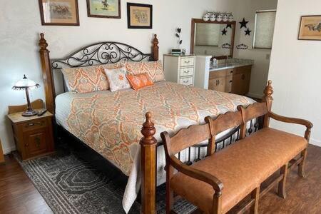 een slaapkamer met een bed, een tafel en een spiegel bij Creekside Suite Sleeps 2 Creek frontage Bbq in Oakhurst