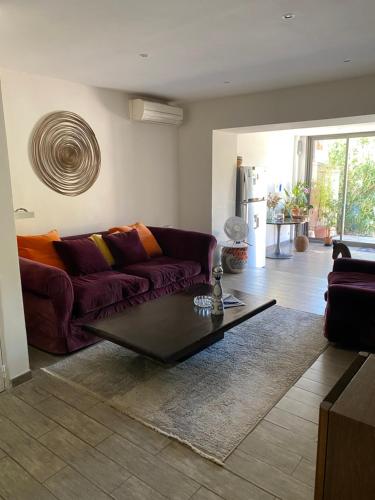 un salon avec un canapé et une table dans l'établissement La chiliere, à Ceyreste