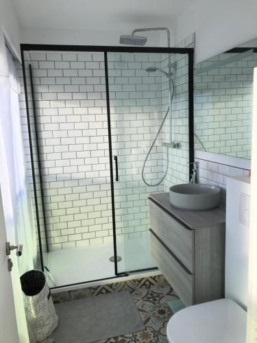 a bathroom with a glass shower and a sink at Appartement face à la mer - 6 à 8 personnes - Canet en Roussillon in Canet-en-Roussillon