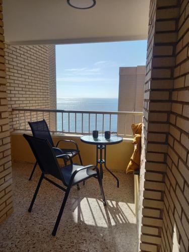 ein Balkon mit Tisch und Stühlen und Blick auf das Meer in der Unterkunft Sea View Luxury Apartment Victoria in Torrevieja