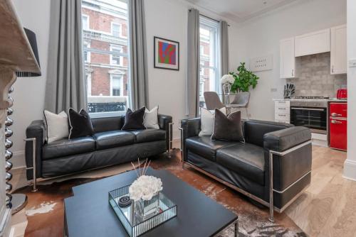 a living room with two leather couches and a table at Beautiful 1 Bed Flat close to Regents Park in London