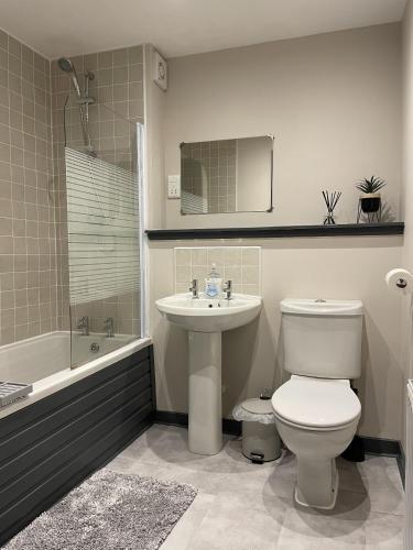 Bilik mandi di Waterside View Apartment