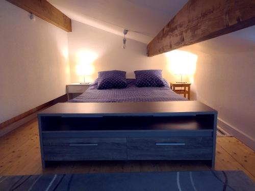 Tempat tidur dalam kamar di Appartement vue sur mer