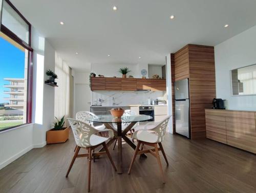 a kitchen and dining room with a table and chairs at Apartamento Mar & Sal in Mindelo