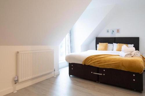 a bedroom with a large bed in a attic at Central Cambridge, 2 Superking or 4 Single Beds, Parking & Garden, WORK CONTRACTOR LEISURE - QUARTZ in Chesterton