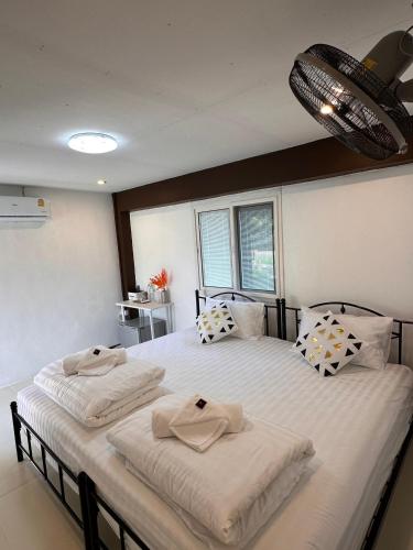 Ένα ή περισσότερα κρεβάτια σε δωμάτιο στο Luxe Nan Twin Bed Room