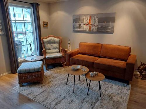 a living room with a couch and two chairs at Rorbu i Austevoll med 3 soverom og mulighet for båtleie in Kolbeinsvik