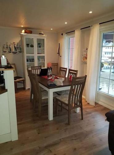 Dapur atau dapur kecil di Rorbu i Austevoll med 3 soverom og mulighet for båtleie