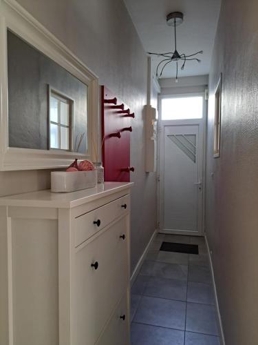 une salle de bain avec un lavabo et un miroir dans l'établissement Belle maison berckoise, à Berck-sur-Mer