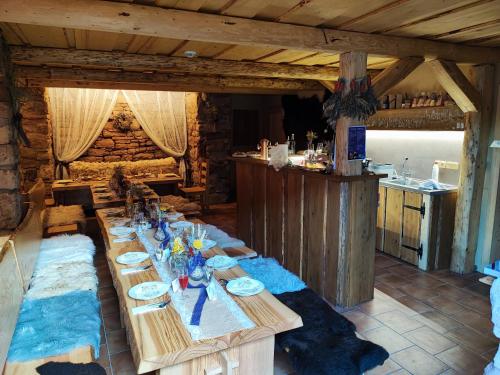 - une grande table en bois dans une chambre avec une cuisine dans l'établissement Apartmán na statku Červený Kostelec, à Červený Kostelec