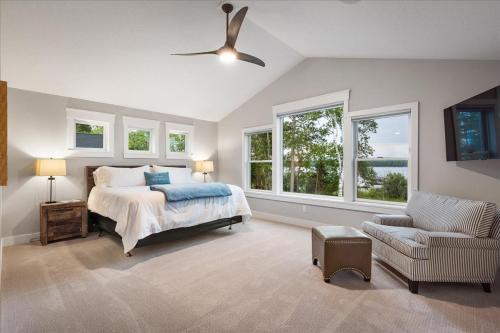 1 dormitorio con cama, sofá y ventanas en New! Northwoods Luxury - 5 Pines On Trout Lake, en Pine River