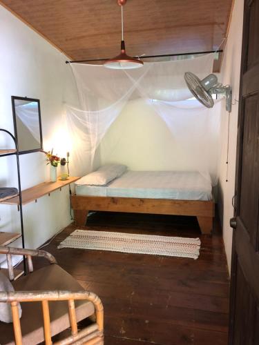 a small room with a bed and a window at Casa Morpho Uvita Guesthouse in Uvita