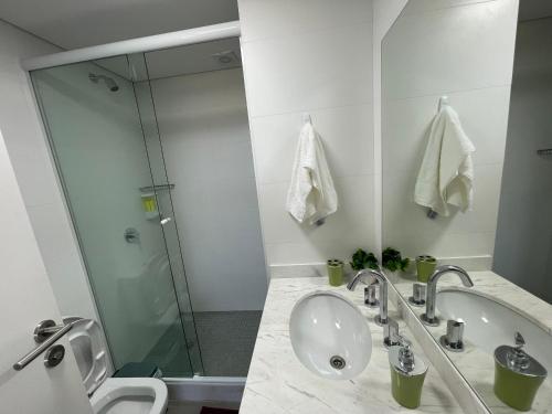 ein Bad mit einem Waschbecken und einer Glasdusche in der Unterkunft Punta del Este - Green Life - Top amenities in Punta del Este