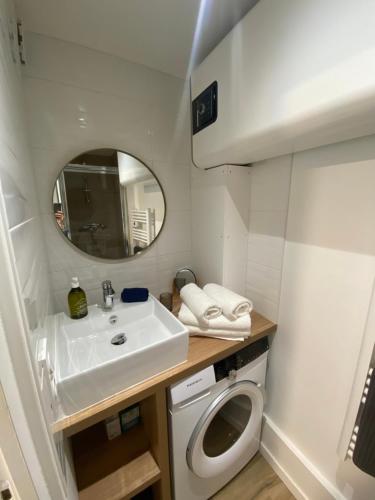 une petite salle de bain avec un lavabo et des toilettes dans l'établissement Ty Guenhaël petite maisonnette avec extérieur intra-muros proche port de Vannes, à Vannes