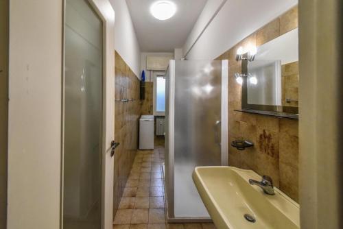 Un baño con ducha, lavabo y bañera. en Da nonna Agnese, en Savona
