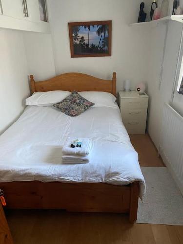 um quarto com uma cama com um bicho de peluche em Private, homely, 1 bedroom apartment SW London. em Hanworth