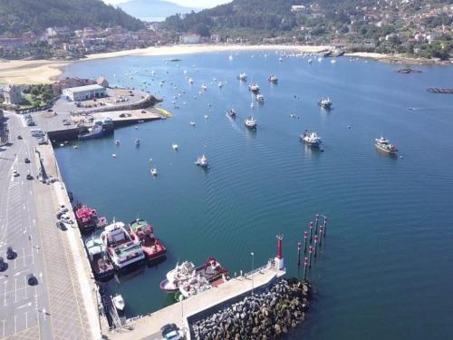 El rinconcito de Aldán في ألدان: اطلالة جوية على ميناء مع قوارب في الماء