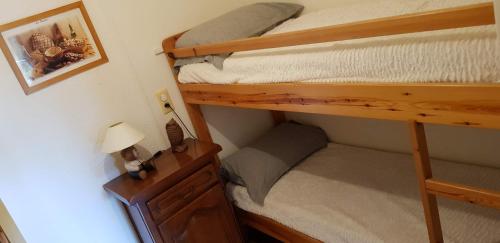 - une petite chambre avec 2 lits superposés et une lampe dans l'établissement Pied des pistes La Foux d'Allos, à Allos