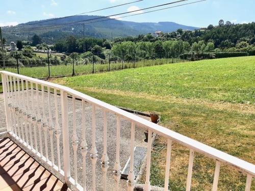 een witte leuning op een balkon met een veld bij Casa Margarita in Cudillero