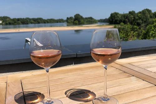 deux verres à vin assis au-dessus d'une table dans l'établissement La maison de Typère, à Candes-Saint-Martin