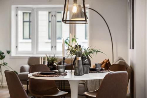 mesa de comedor con sillas y lámpara en Modern apartment in the heart of Bergen, en Bergen
