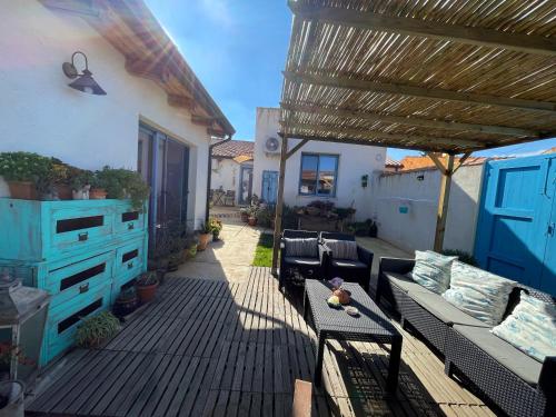 卡布拉斯的住宿－Torremana，平台上设有带沙发和桌子的庭院